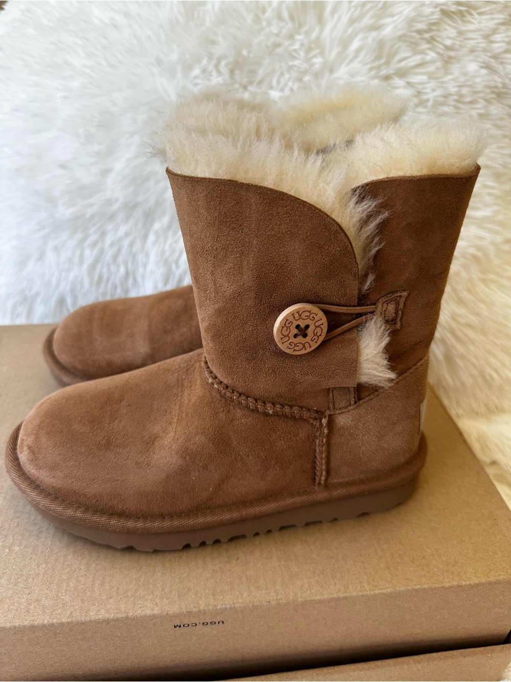 UGG Girls Bailey Button II Chestnut Suede Sheepskin Short Boots Size: 13 NWOT